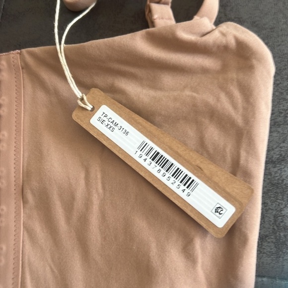 Skims Fits Everybody Adaptive Cami - Picture 6 of 9